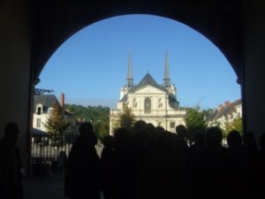 Les Halles, face à l'église