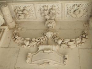 Détail du décor de stuc du porche